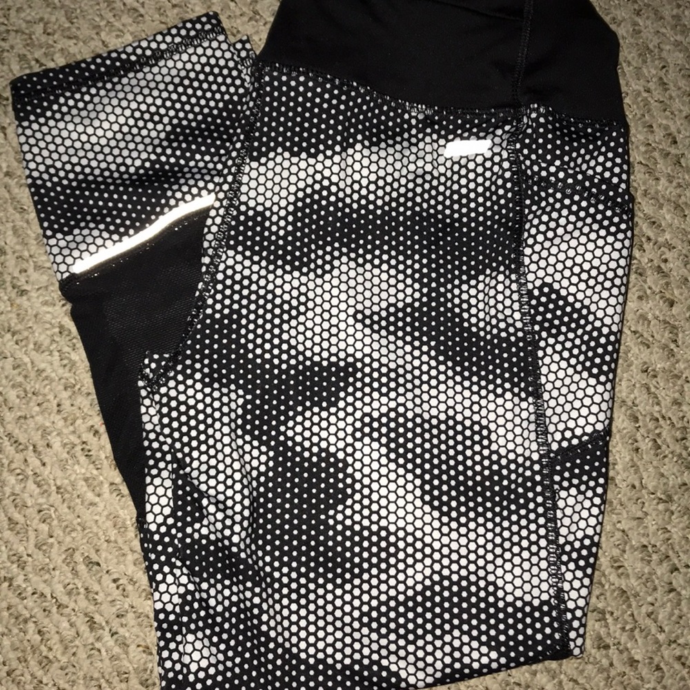 Danskin Now Capri leggings